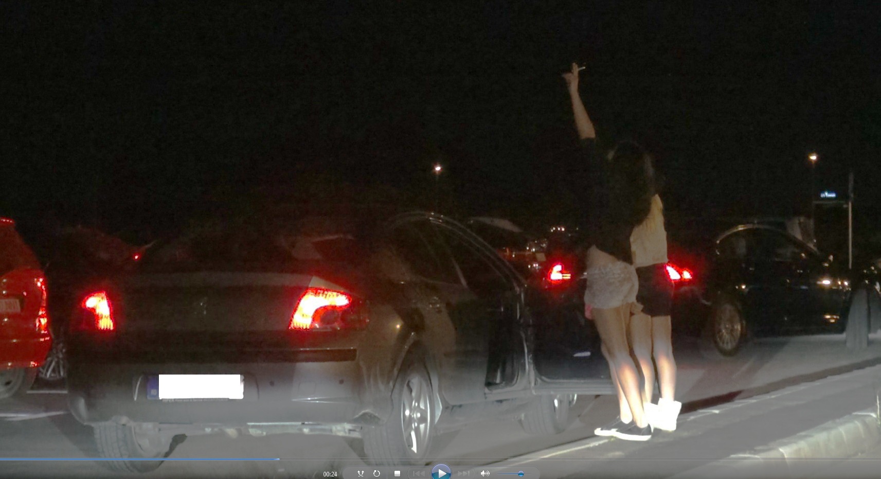 Fetele au dansat in fata unui club de fite