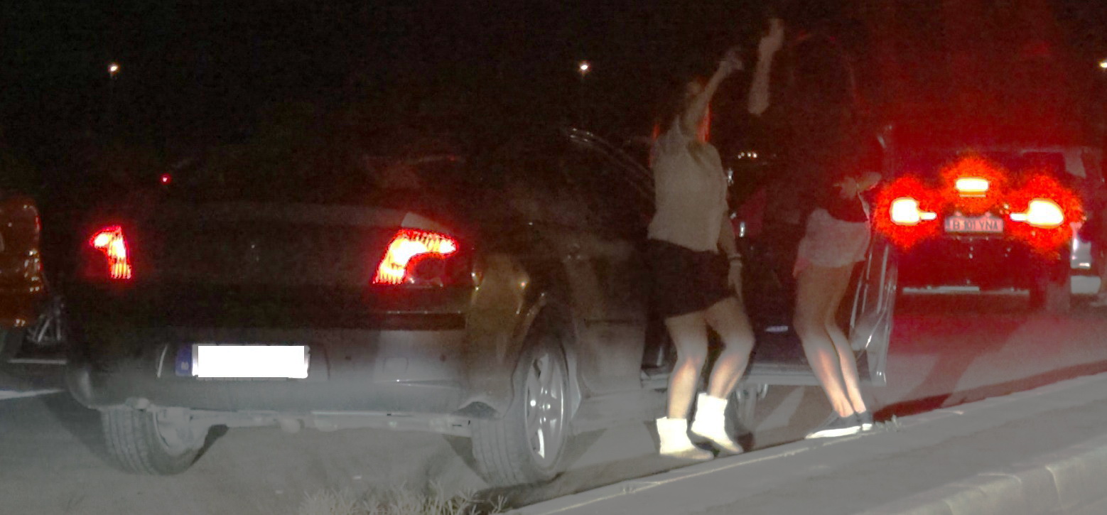 Fetele au dansat in fata unui club de fite