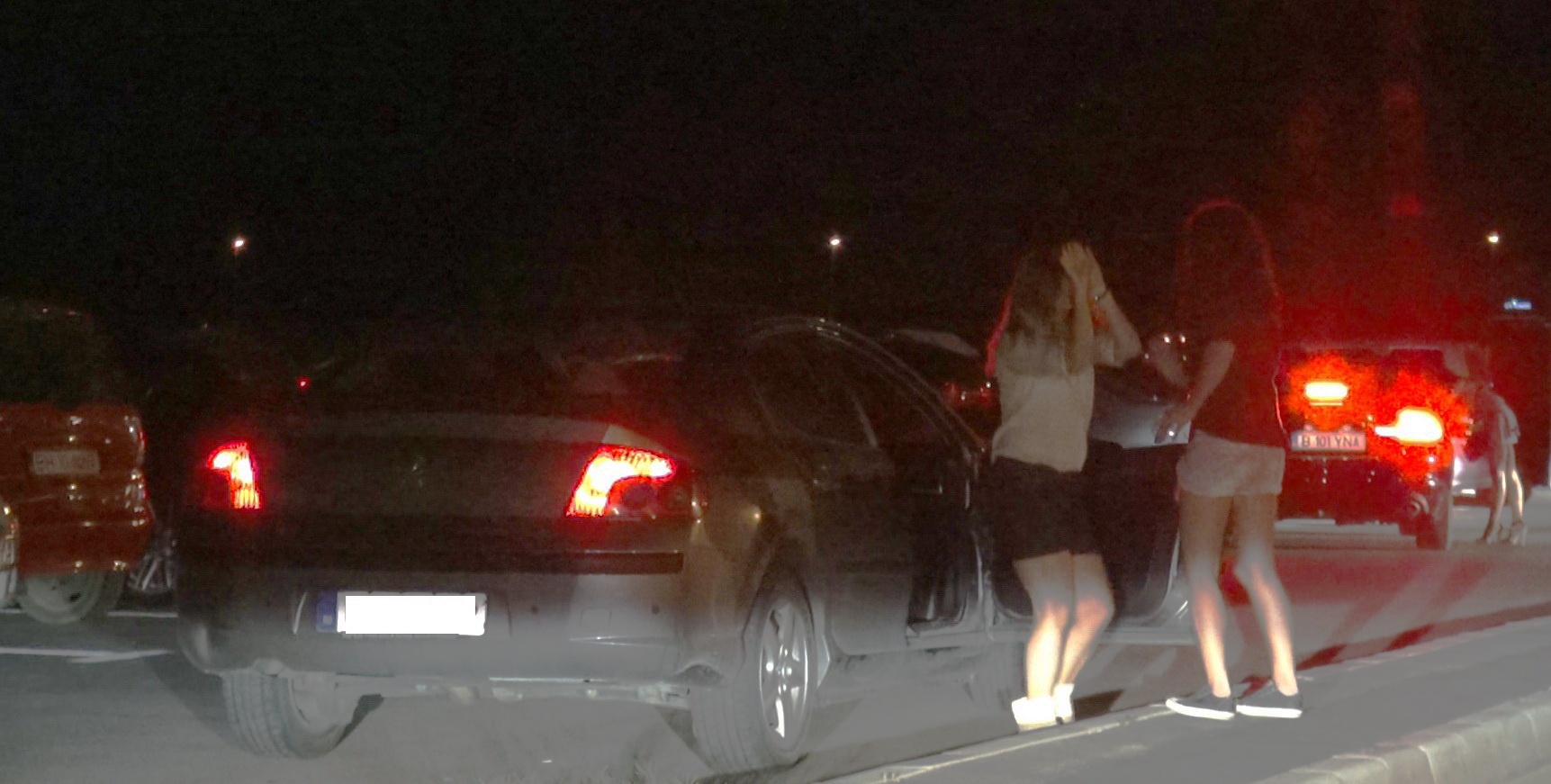 Fetele au dansat in fata unui club de fite