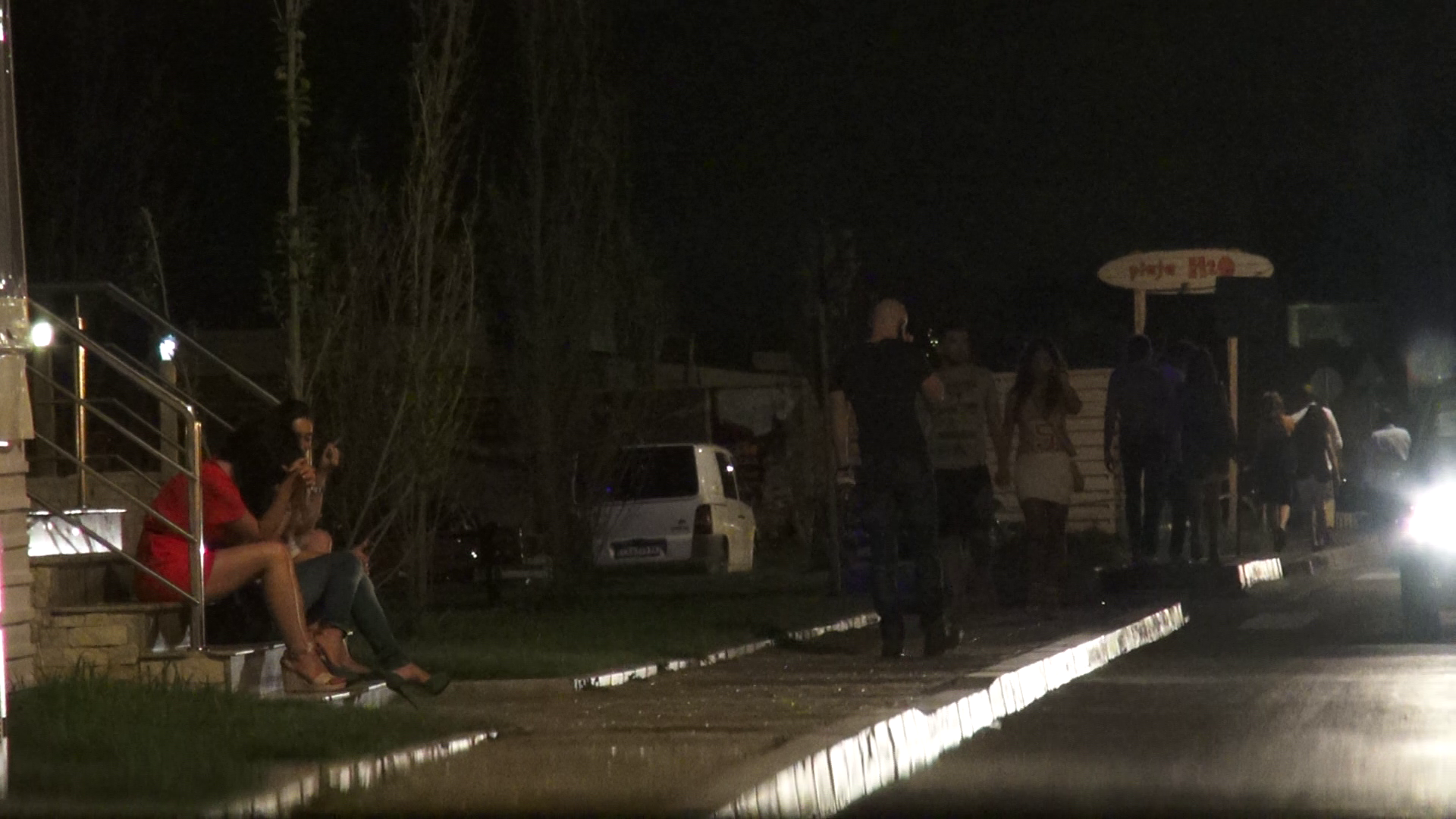 Intr-un final, Mihai observa ca fetele asculta discutia sa, asa ca se distanteaza imediat de acestea