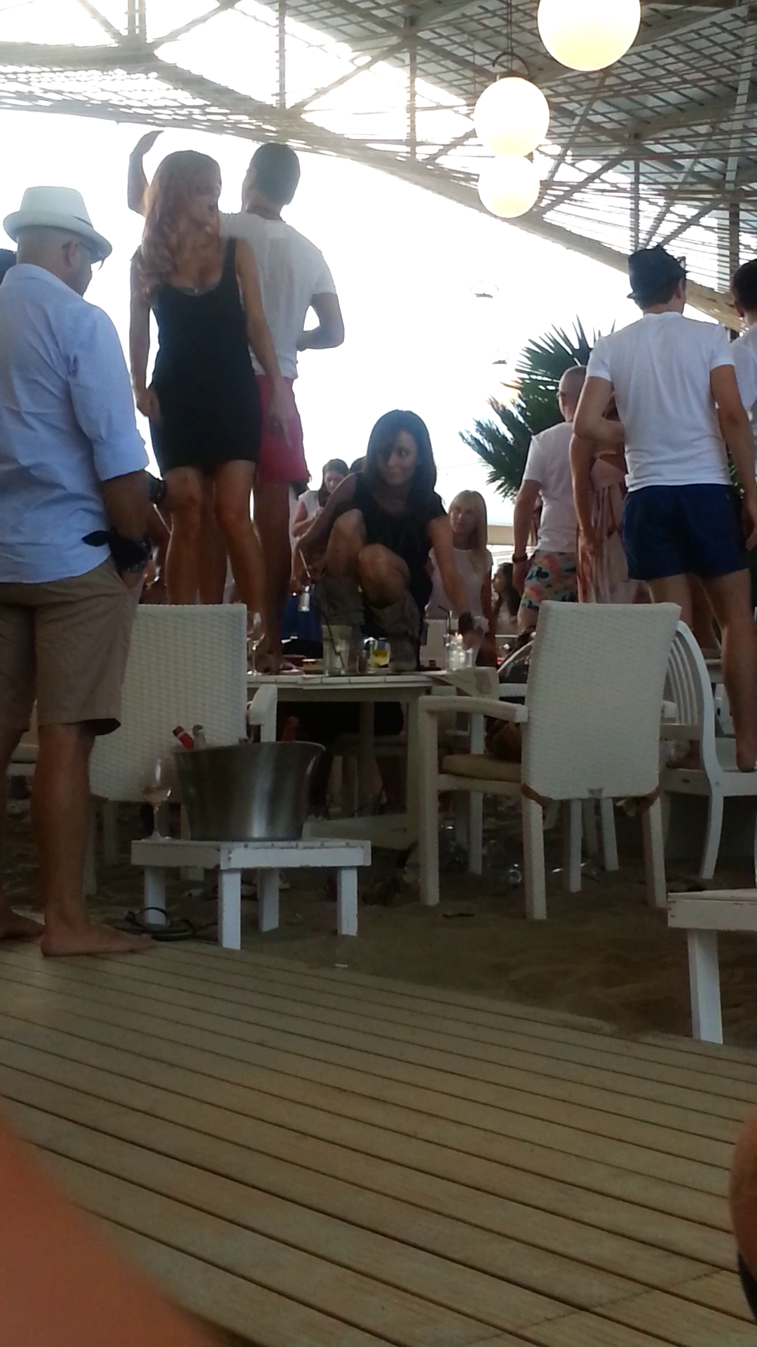 Alexandra Badescu si-a facut loc de dans si a aruncat toate paharele de pe masa pe jos