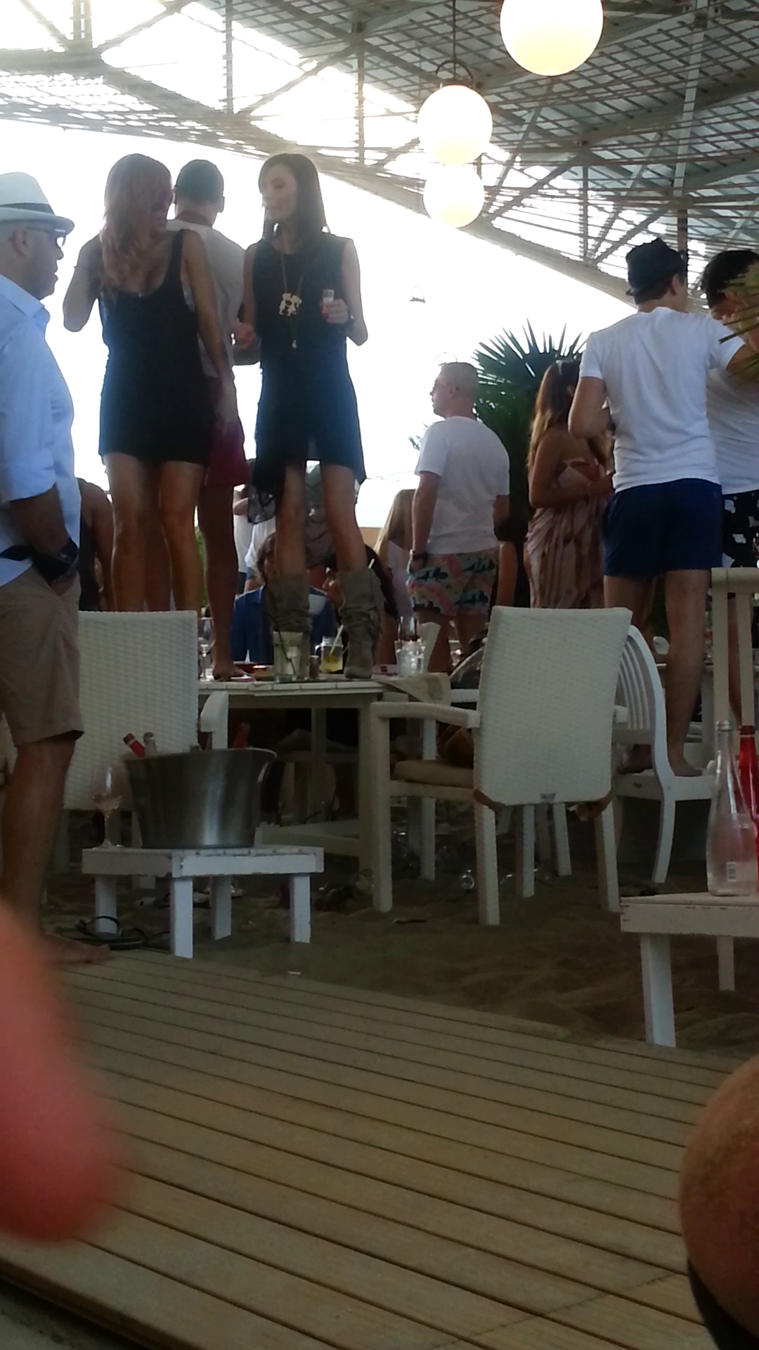 Alexandra Badescu, sus pe mese, intr-un club de pe litoral