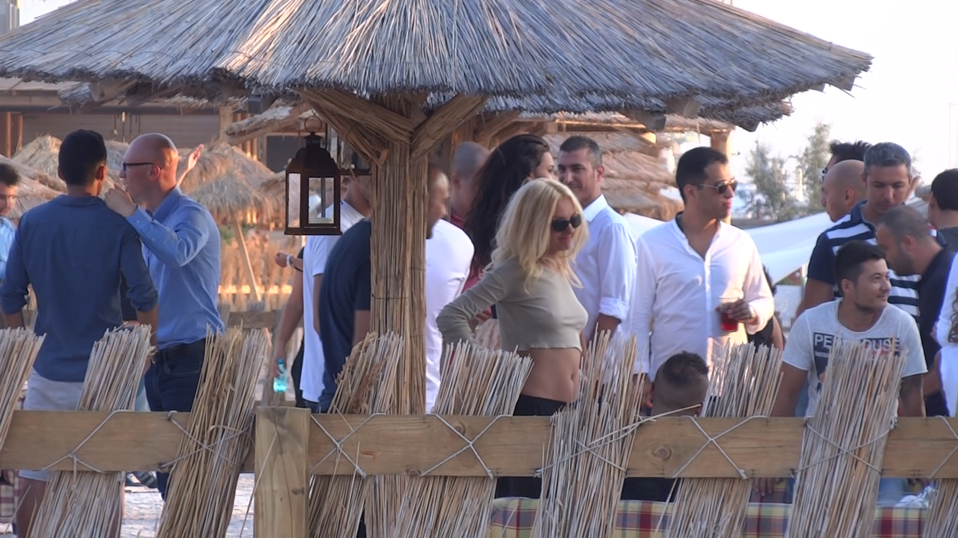 In seara premiilor muzicale la care era asteptaat de fani si organizatori, Alexandra a decis sa iasa la club sa se distreze putin