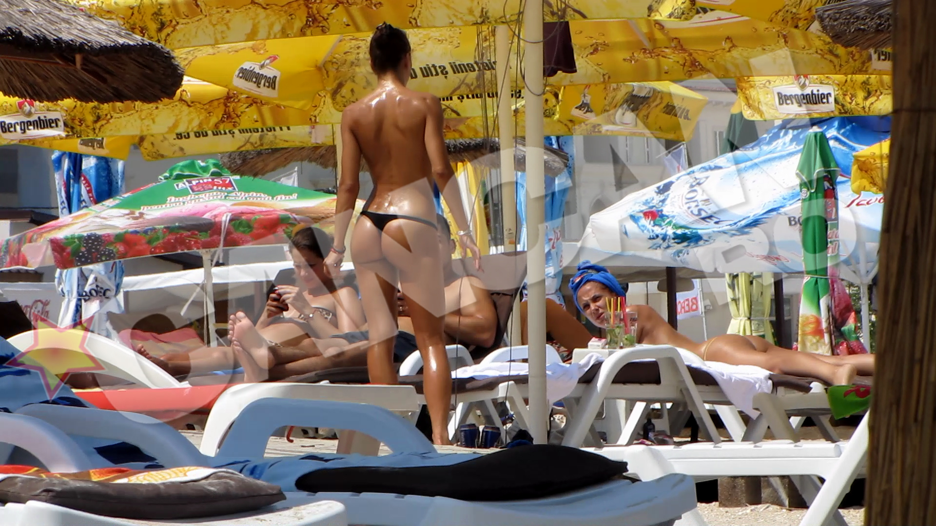 Profitand de o clipa de absenta a 