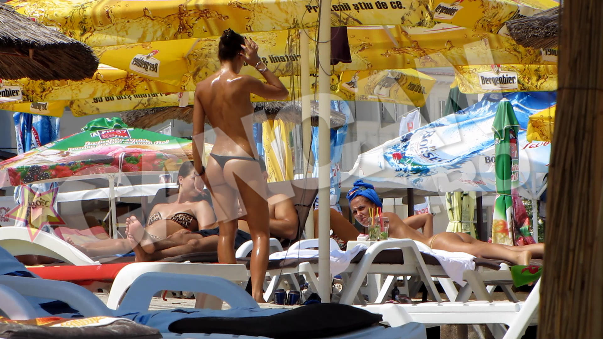 Dar a fost la un pas sa fie prins de vigilenta colega care, insa, a intors capul spre el, cu o fractiune de secunda intaziere