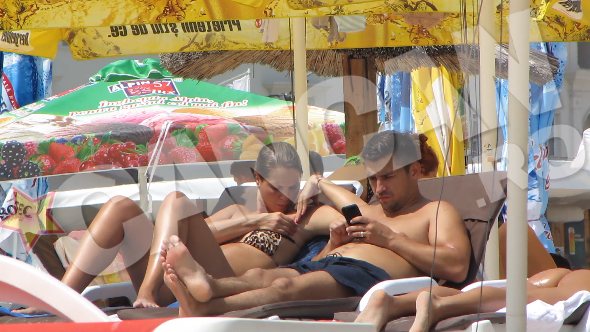 Scapata de pericol, colega s-a apucat sa-si zgandare cosurile de la subrat