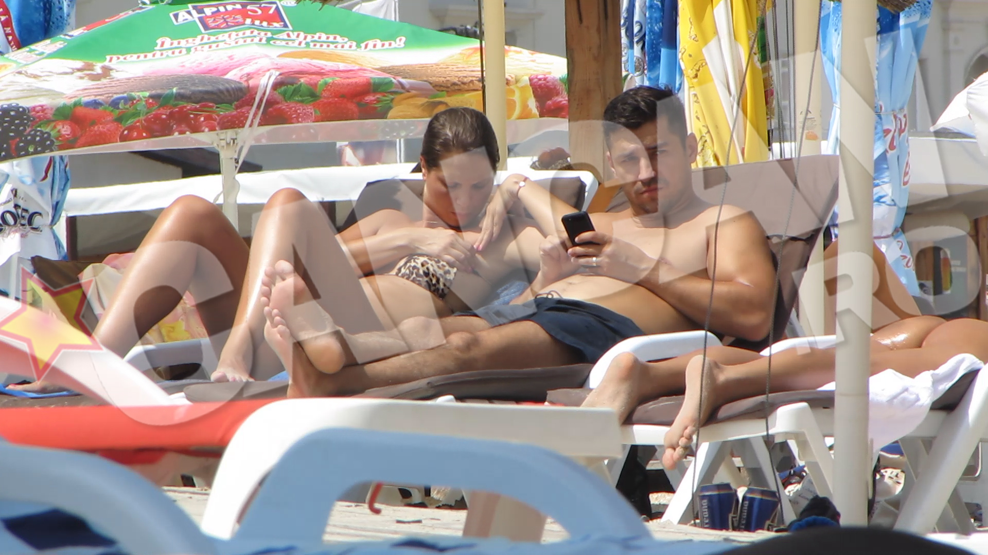 Profitand din nou de neatentia ei, artistul mai arunca, din cand in cand, cate o privire apetisantei lui vecinei