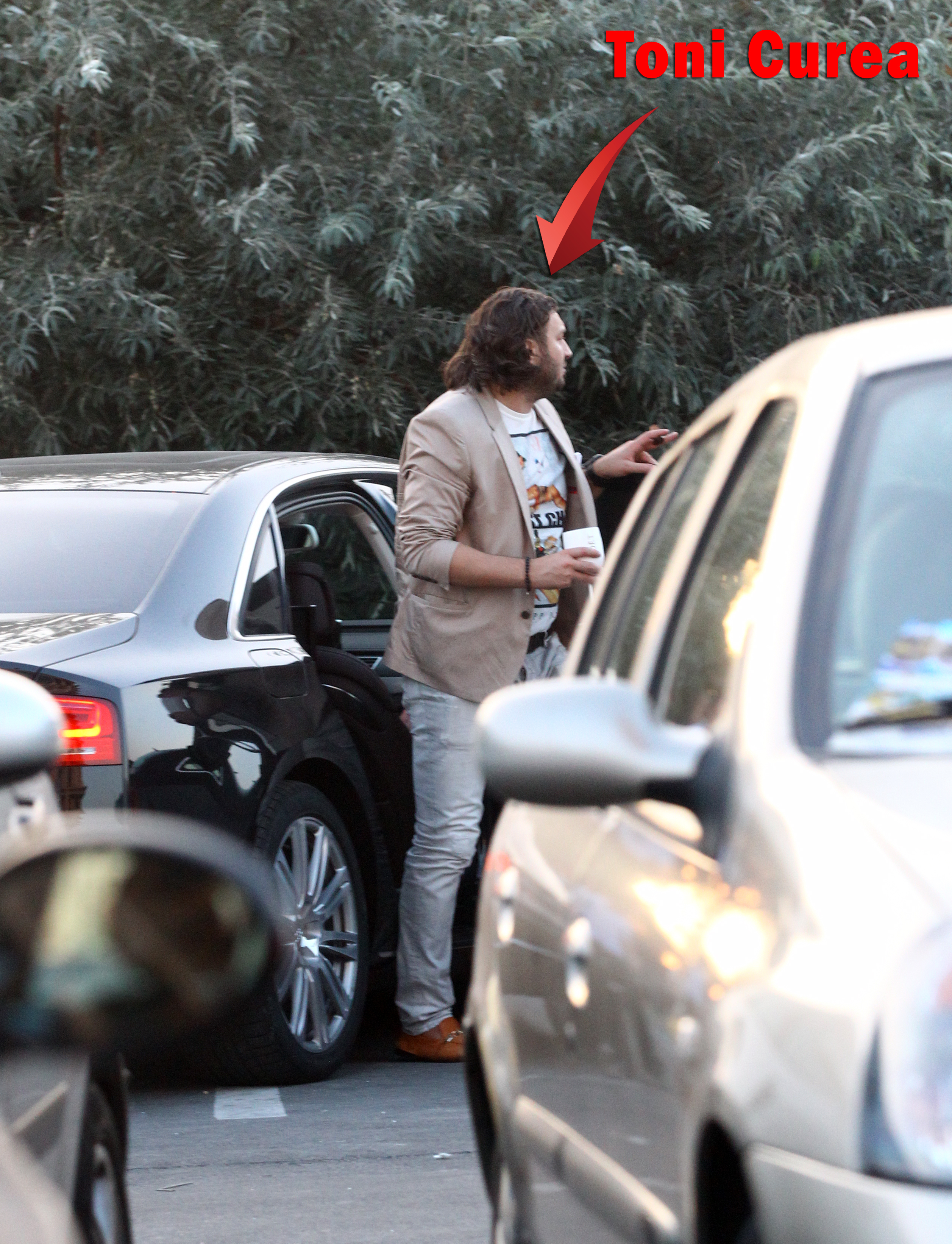 Impresarul sportiv coboara primul din masina