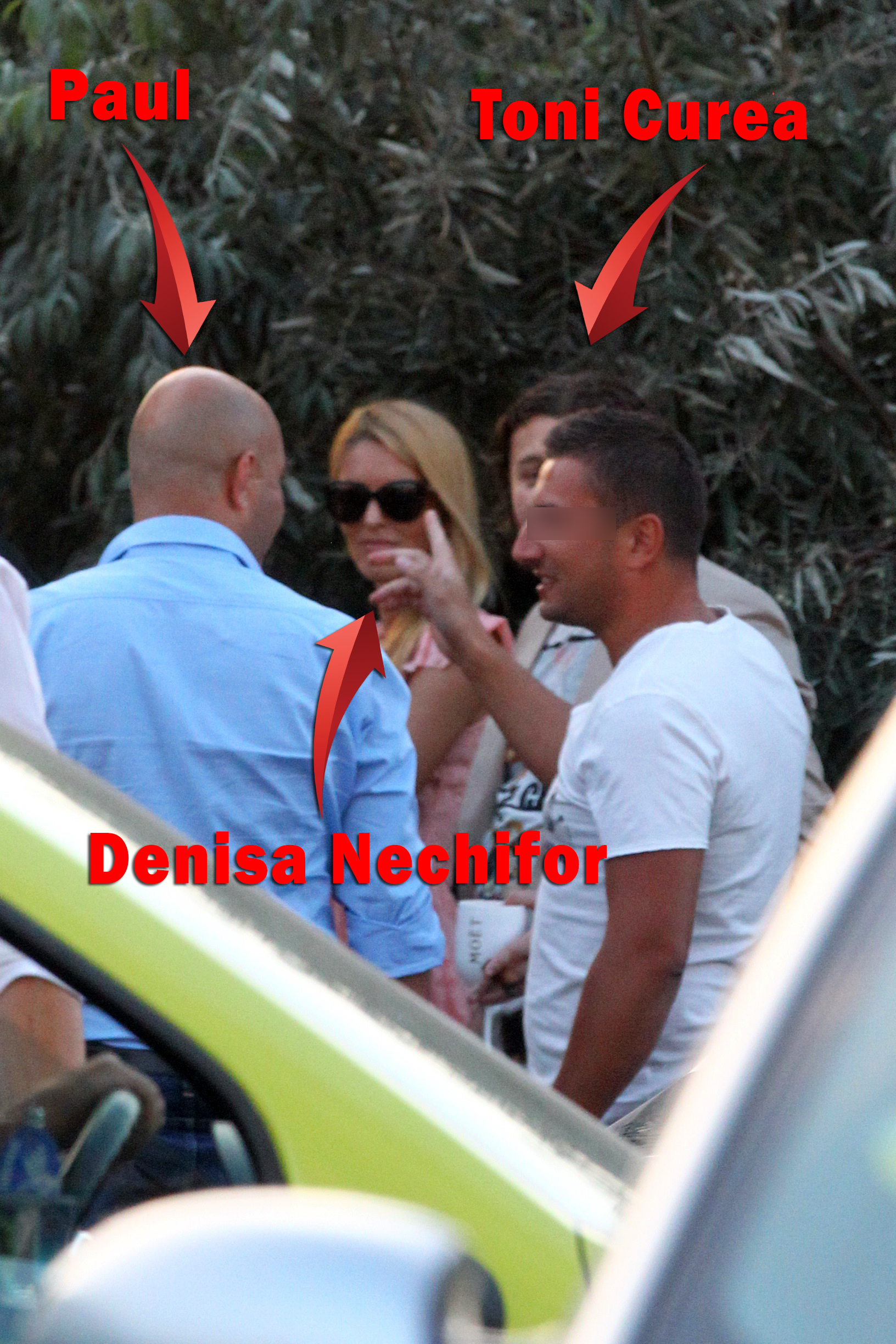 Inainte sa intre in club, Denisa sta de vorba cu Tony Curea