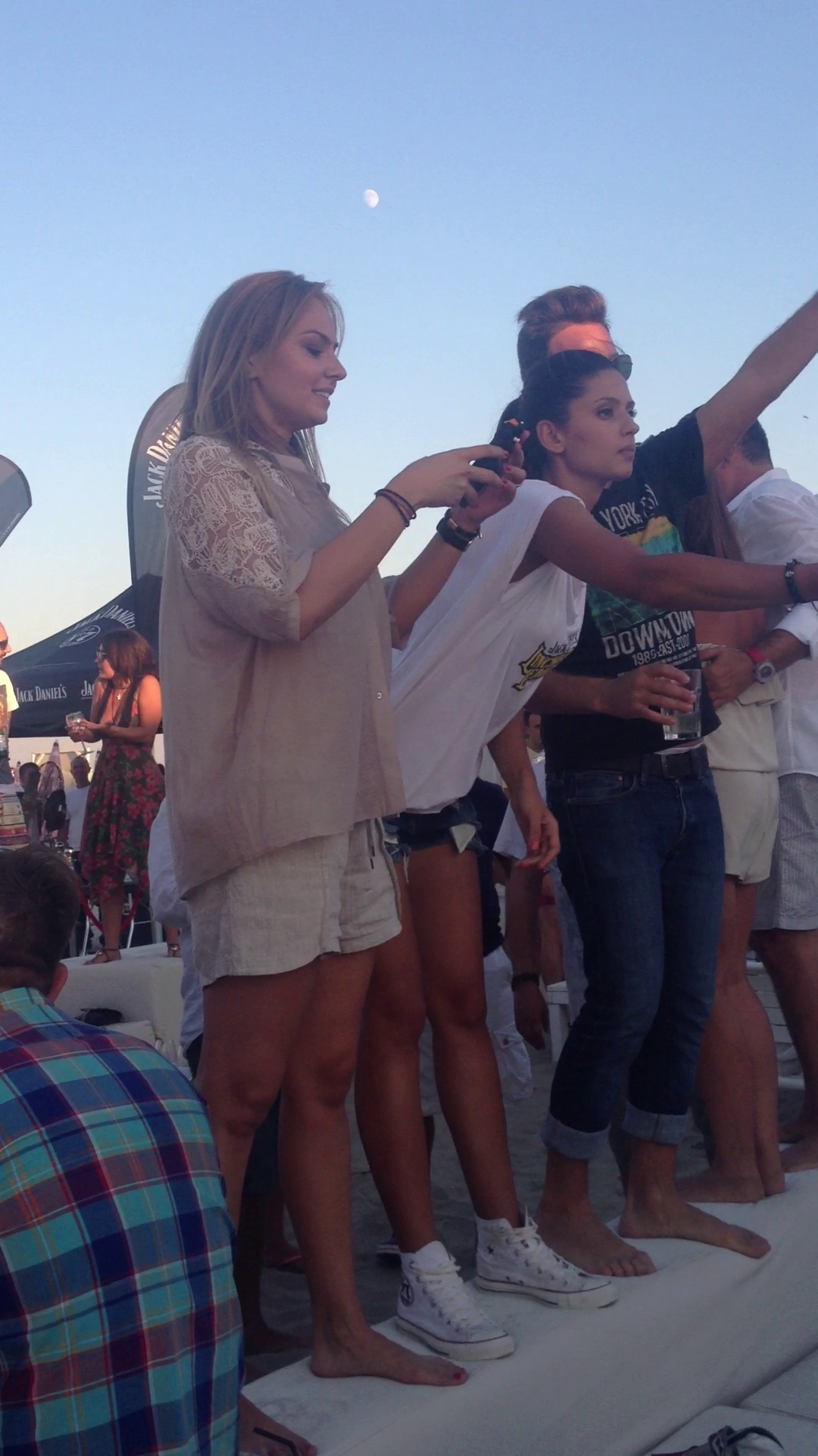 Aflata la o petrecere pe plaja, Roxana a stat tot timpul cu telefonul in mana