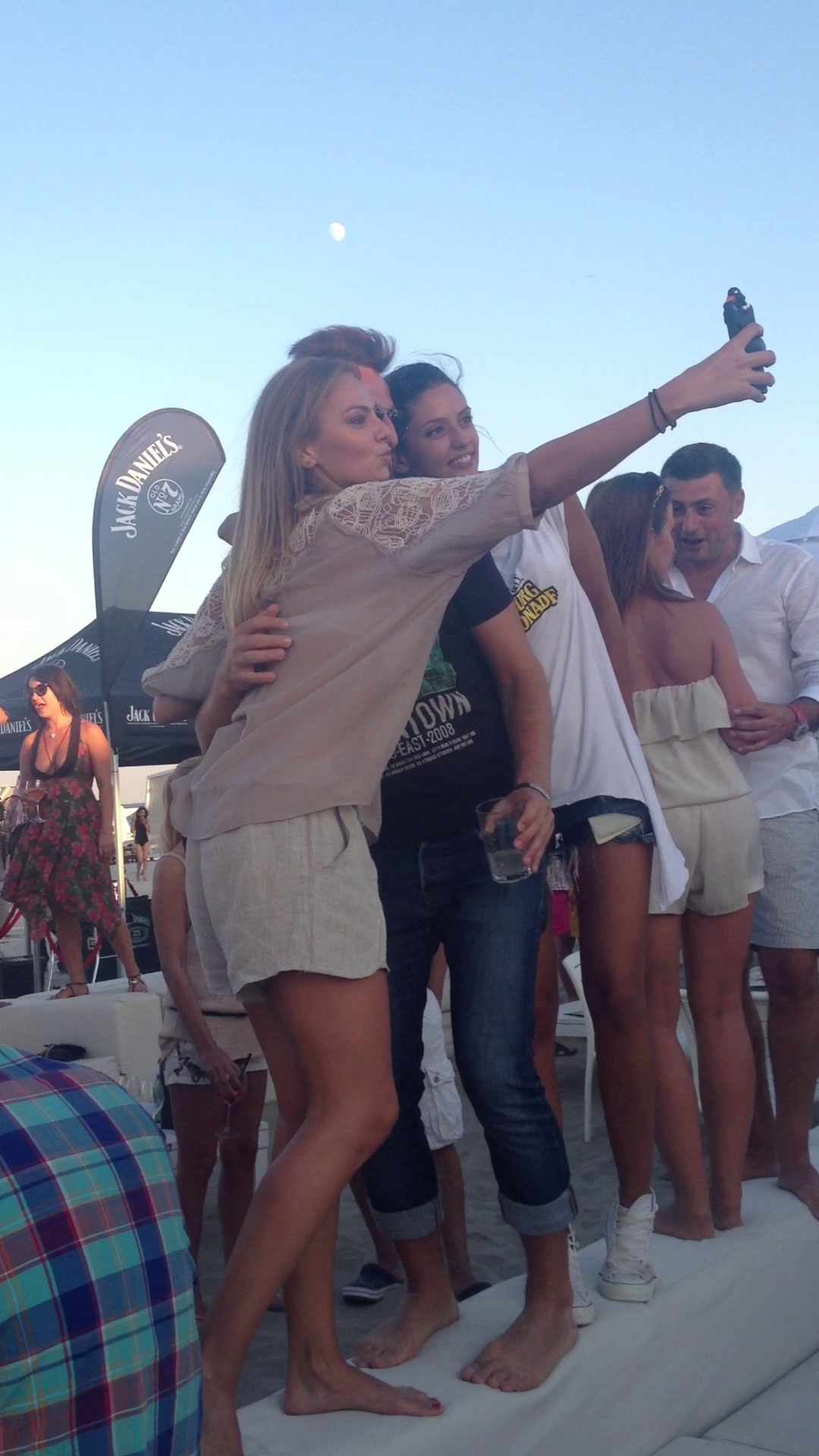 Acuzata de amici ca ii ignora, Roxana i-a chemat pentru a face o poza impreuna