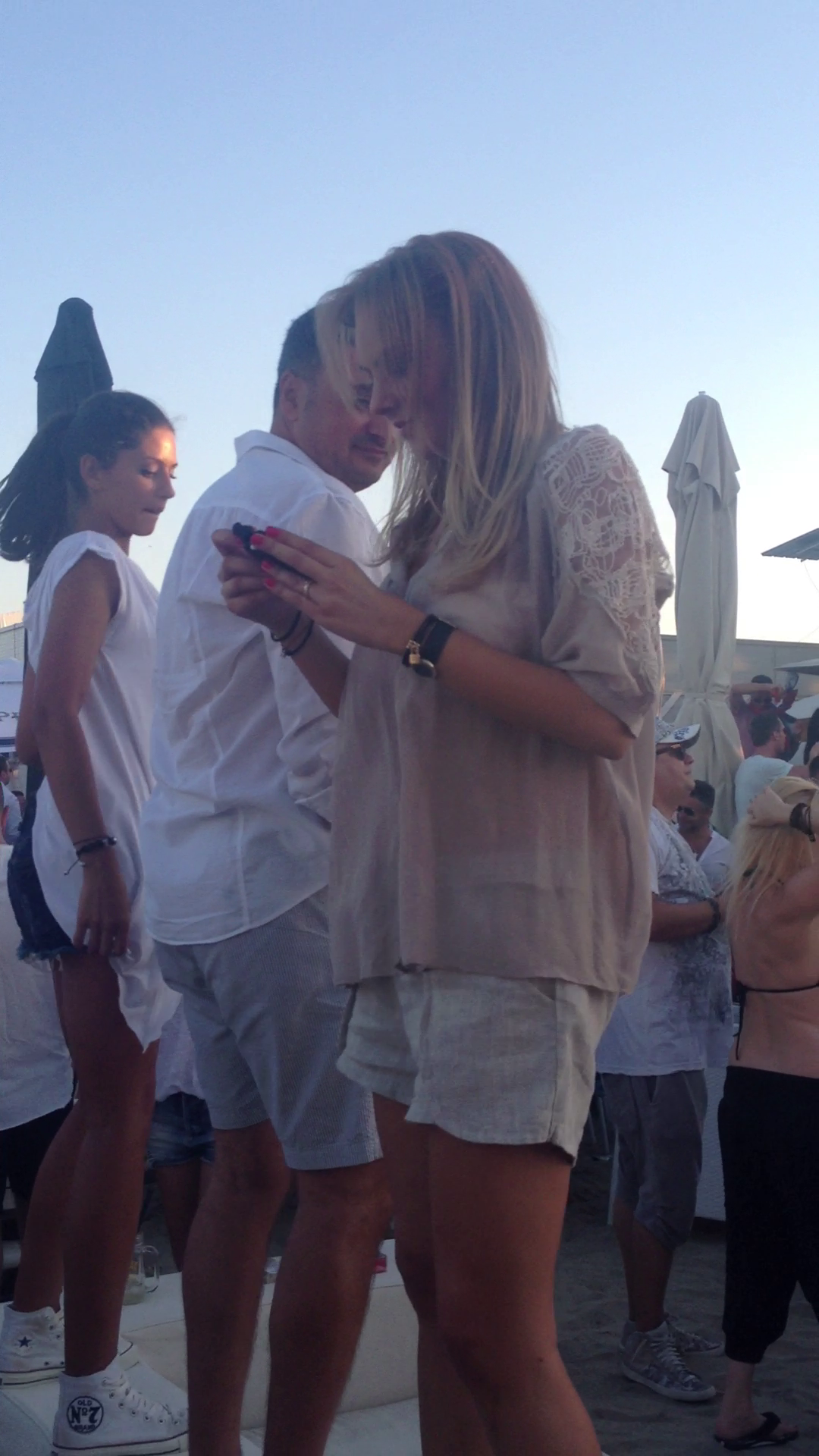 Blondina nu se oprea din dans nici macar atunci cand scria mesaje