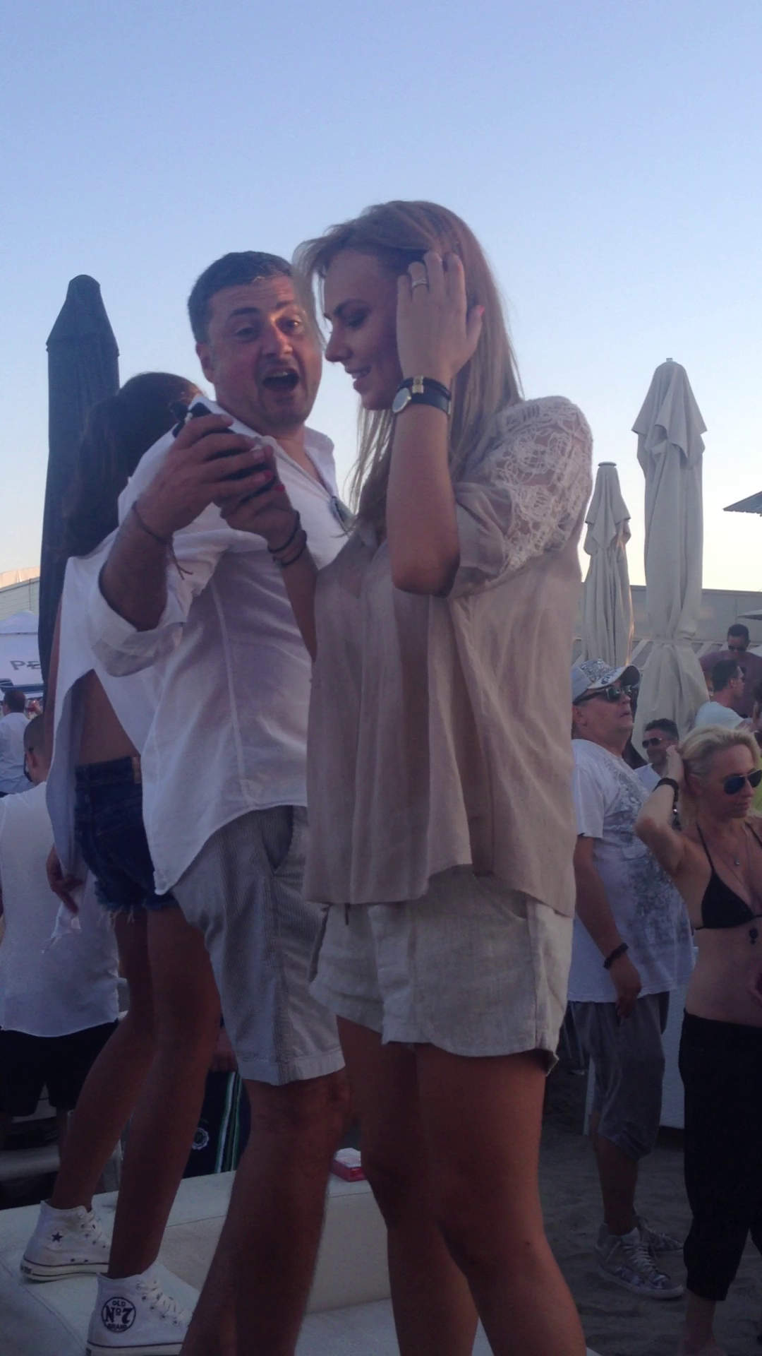 Vazand ca nu renunta sub nici o forma la telefon, prietenul Roxanei i-a smuls acesteia mobilul