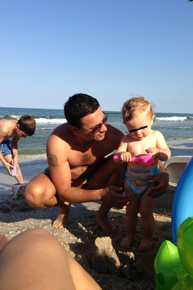 Artistul a profitat de timpul liber pentru a o duce pe micuta la plaja