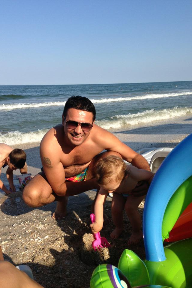 Cei doi s-au jucat cu galetusa in nisip