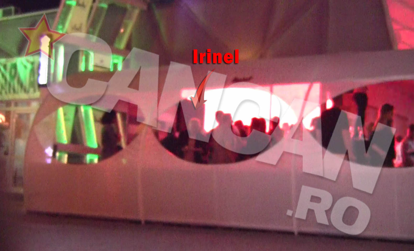 Irinel se ridica de la masa doar pentru a-si lua de mancare