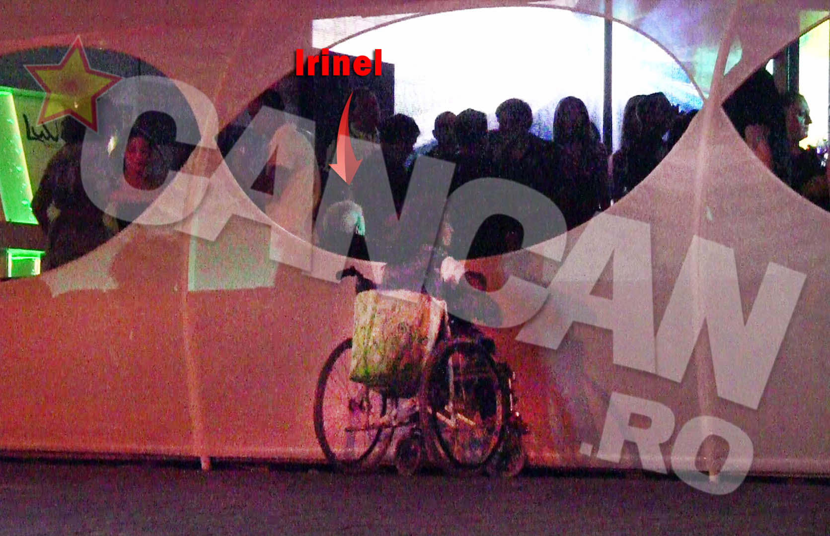 In timp ce manca, un copil al strazii, imobilizat in scaunul cu rotile, a venit la el la masa