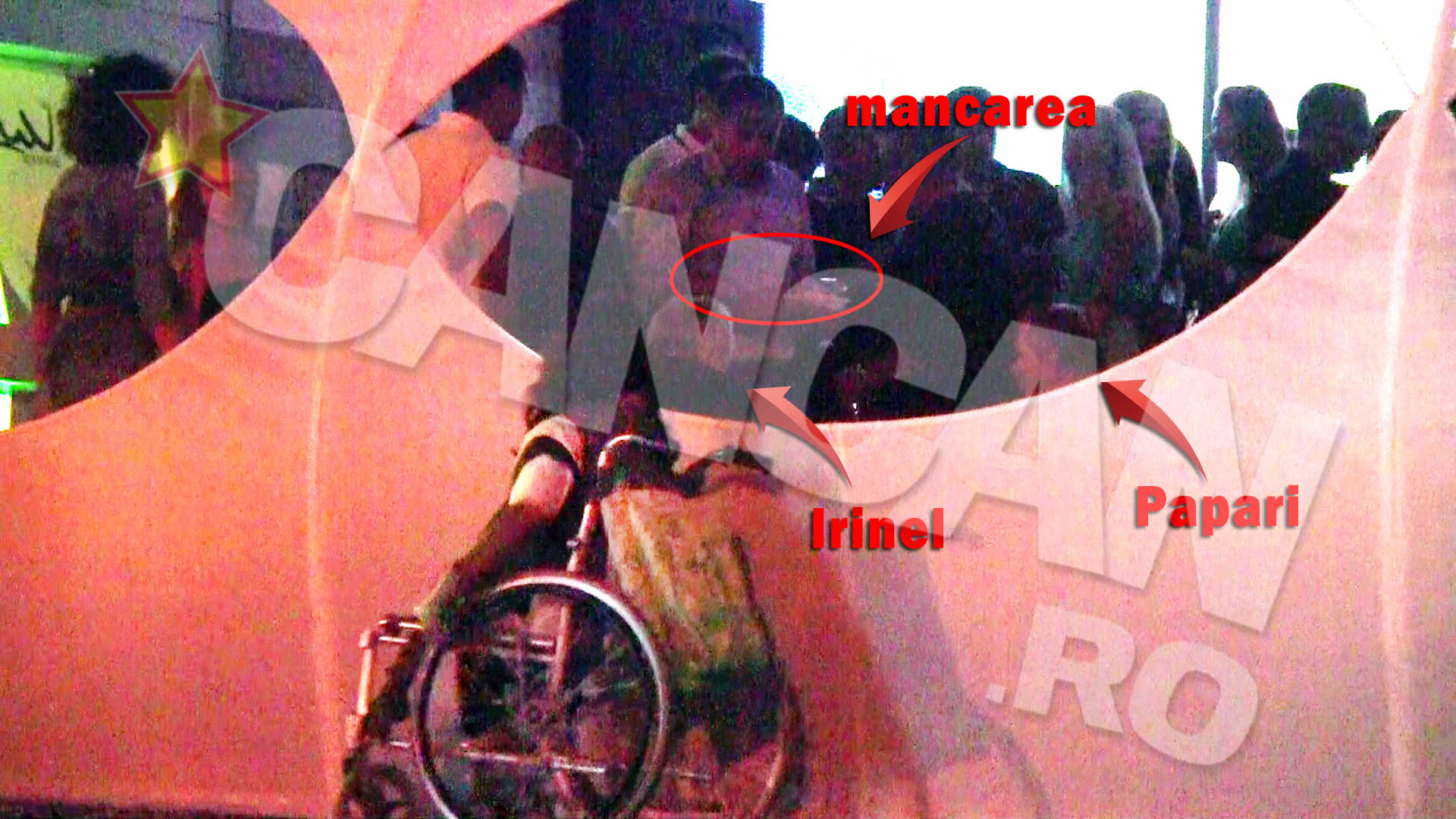 La un moment dat, un barbat mai aduce o farfurie cu mancare pentru cei doi oameni de afaceri