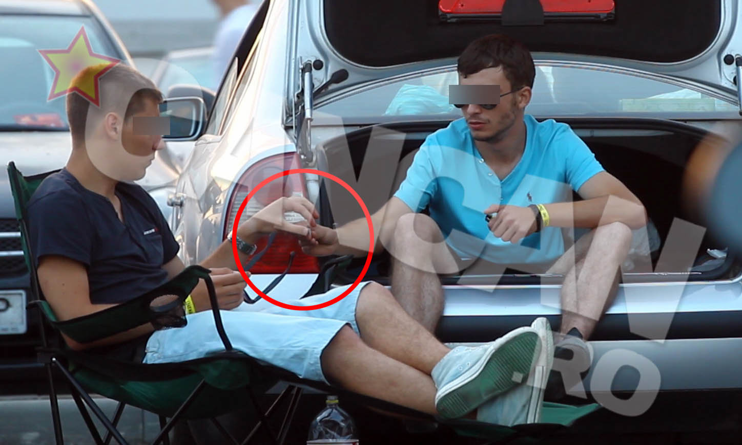 Ii paseaza tigara si amicului nerabdator