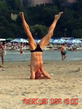 Dupa o tura pe malul marii, barbatul se apuca de exercitii fizice