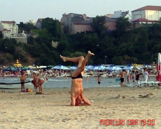 Cu capul in jos, barbatul ofera un adevarat spectacol de echilibristica