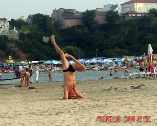 Pret de cateva minute, barbatul se ocupa doar de exercitiile fizice