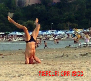 Barbatul vine zilnic pe plaja pentru acest gen de gimnastica