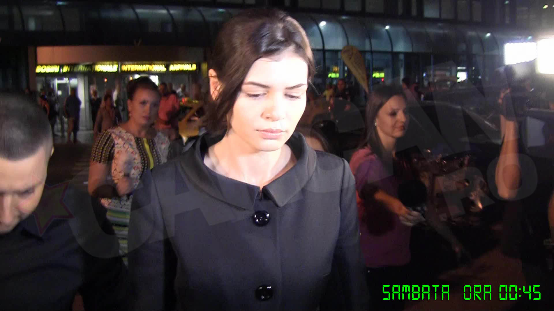 Vizibil afectata, Monica Gabor ajunge in Romania pentru a-si inmormanta mama