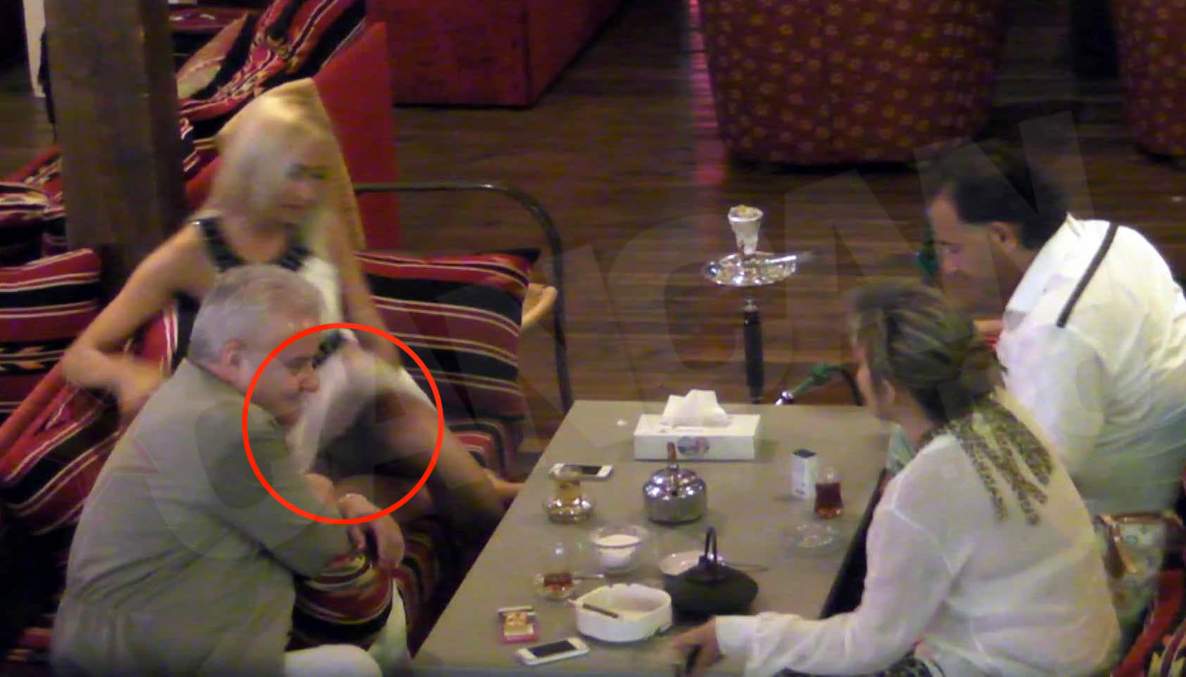 La un moment dat, tanara isi aranjeaza rochia, lasand sa i se vada lenjeria intima