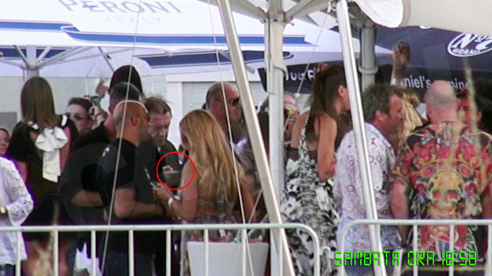 Artistul pare mai mult preocupat de telefonul mobil decat de petrecere