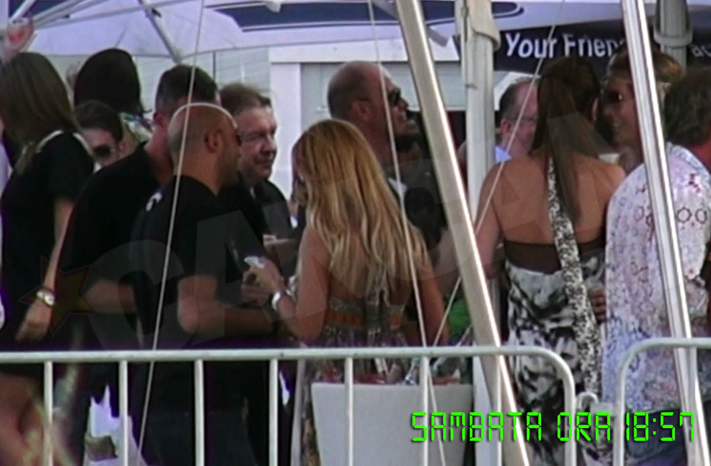 Vizibil plictisit, Cotabita de abia se integreaza in peisaj