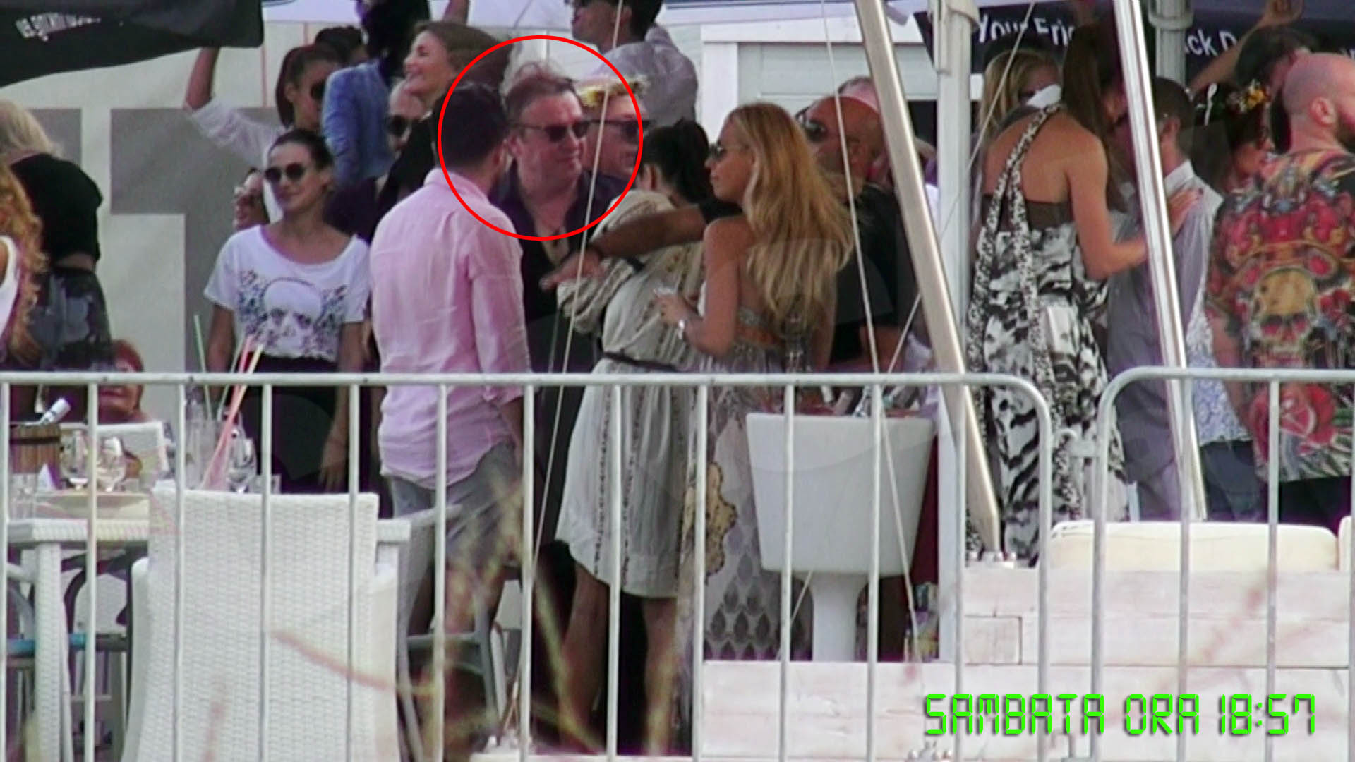 Cantaretul se amuza si socializeaza cu cateva domnisoare