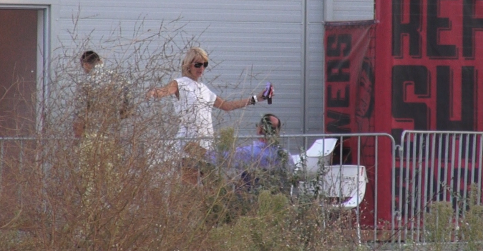 Monica Iagar danseaza in fata afaceristului Papari