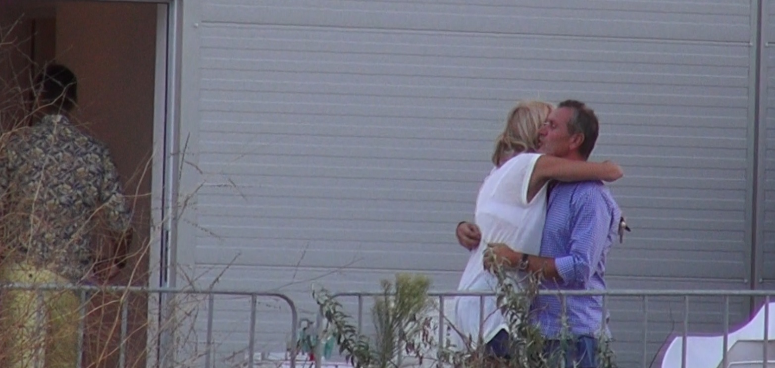 Sportiva se tine in brate cu afaceristul cateva secunde bune