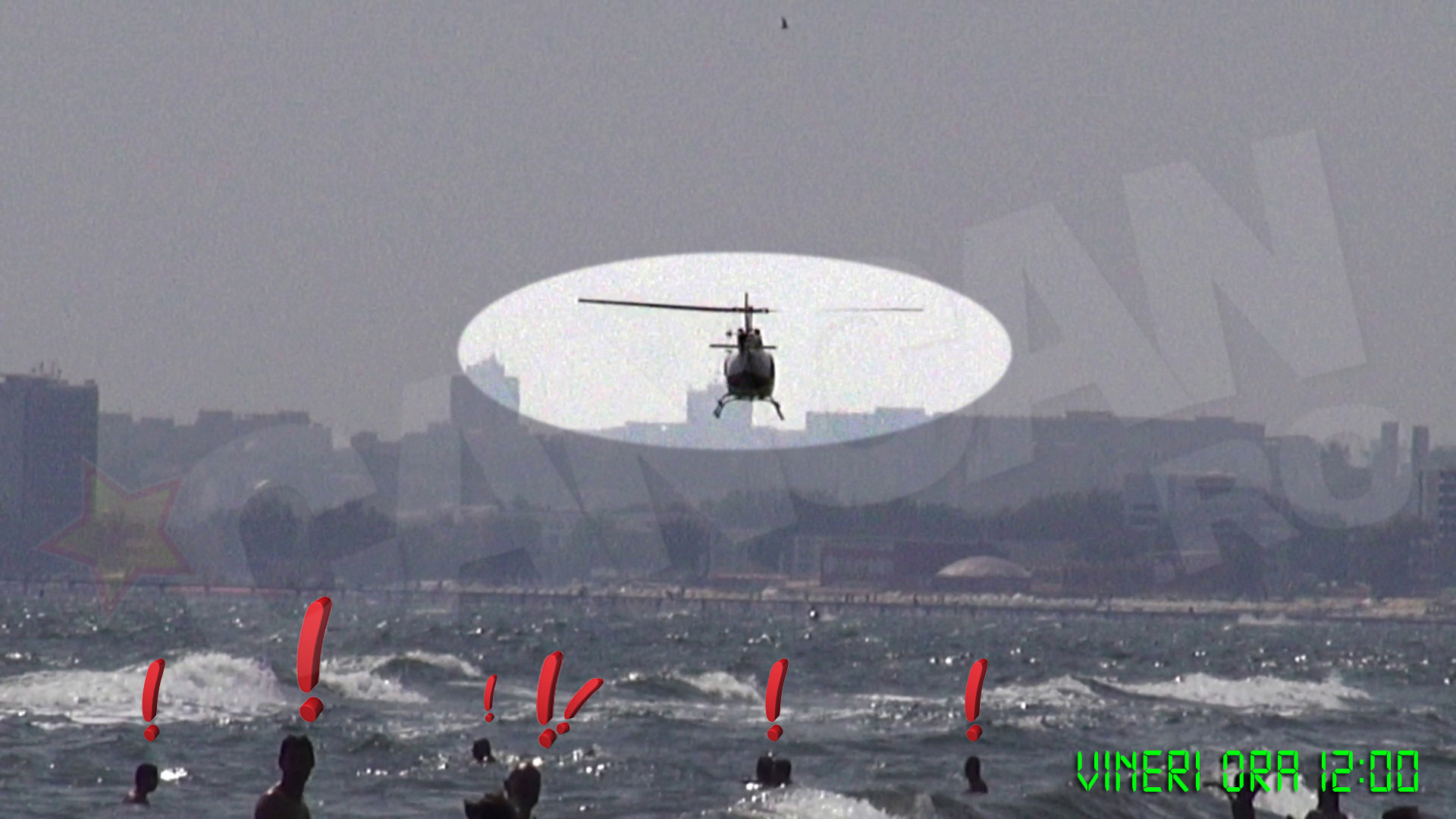 Elicopterul a coborat pana aproape de apa, speriindu-i pe turistii care inotau
