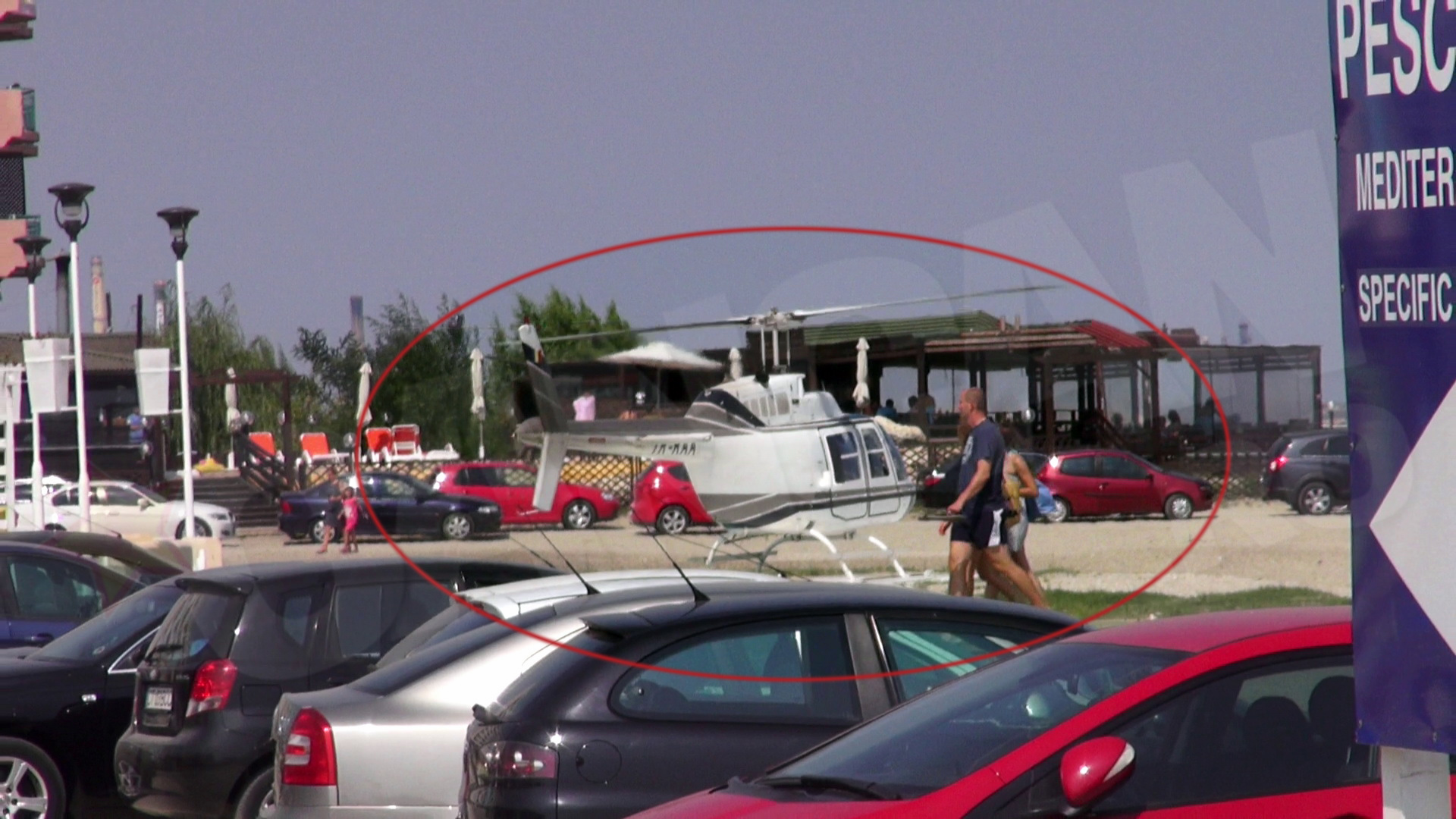 Pilotul aterizeaza langa un hotel, ravasind nisipu ca o tornada