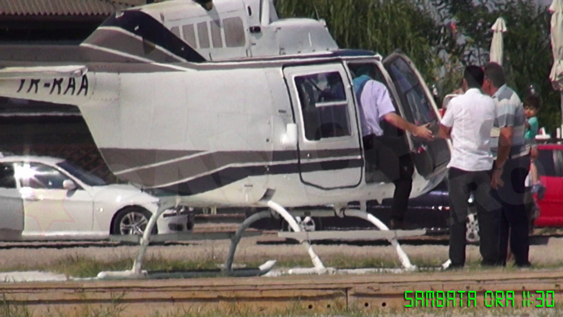 Dupa ce asteapta cateva zeci de secunde, pilotul coboara in siguranta