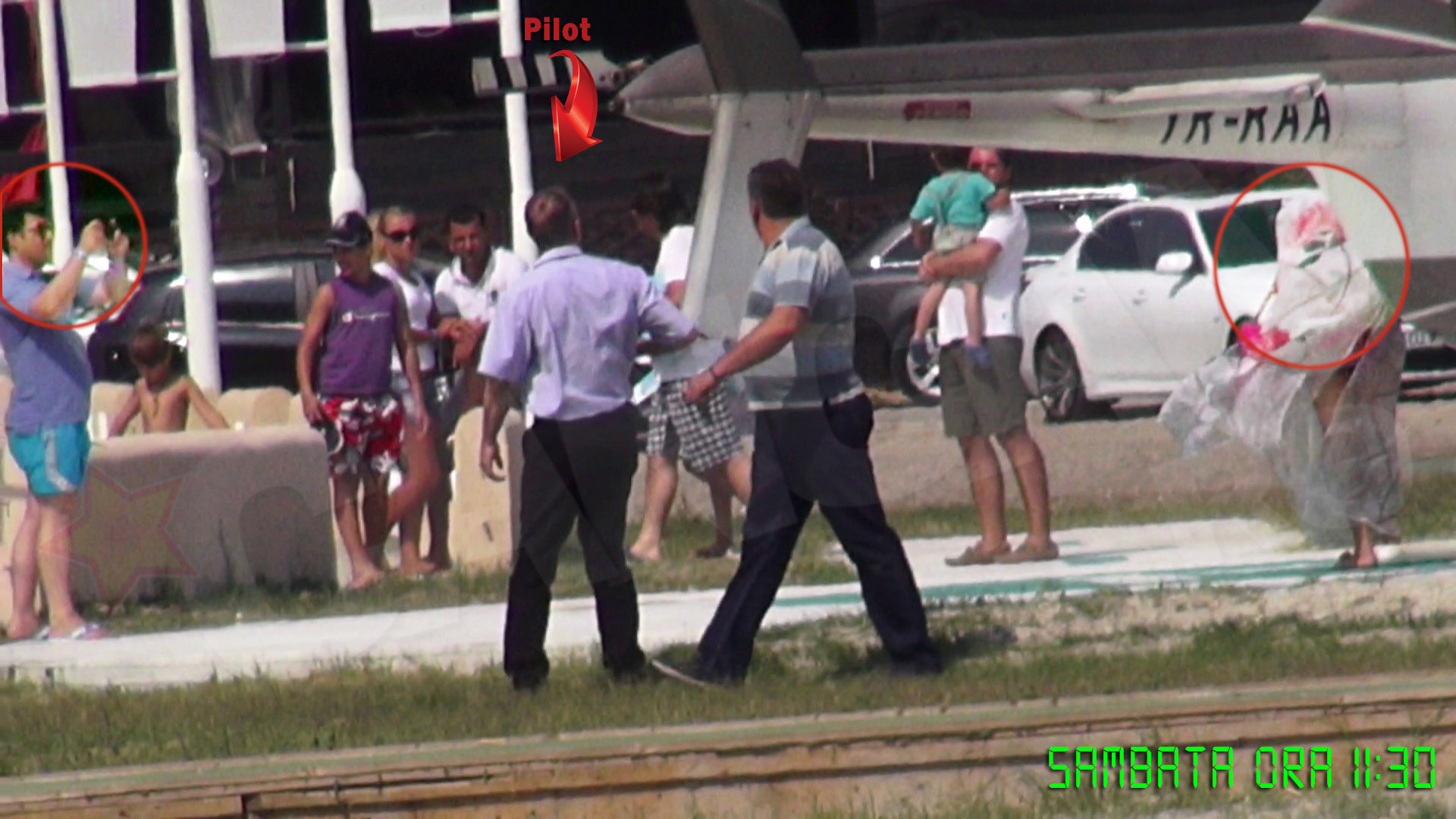 In urmatoarele secunde, locul se umple rapid de turisti, iar unii isi fac deja poze