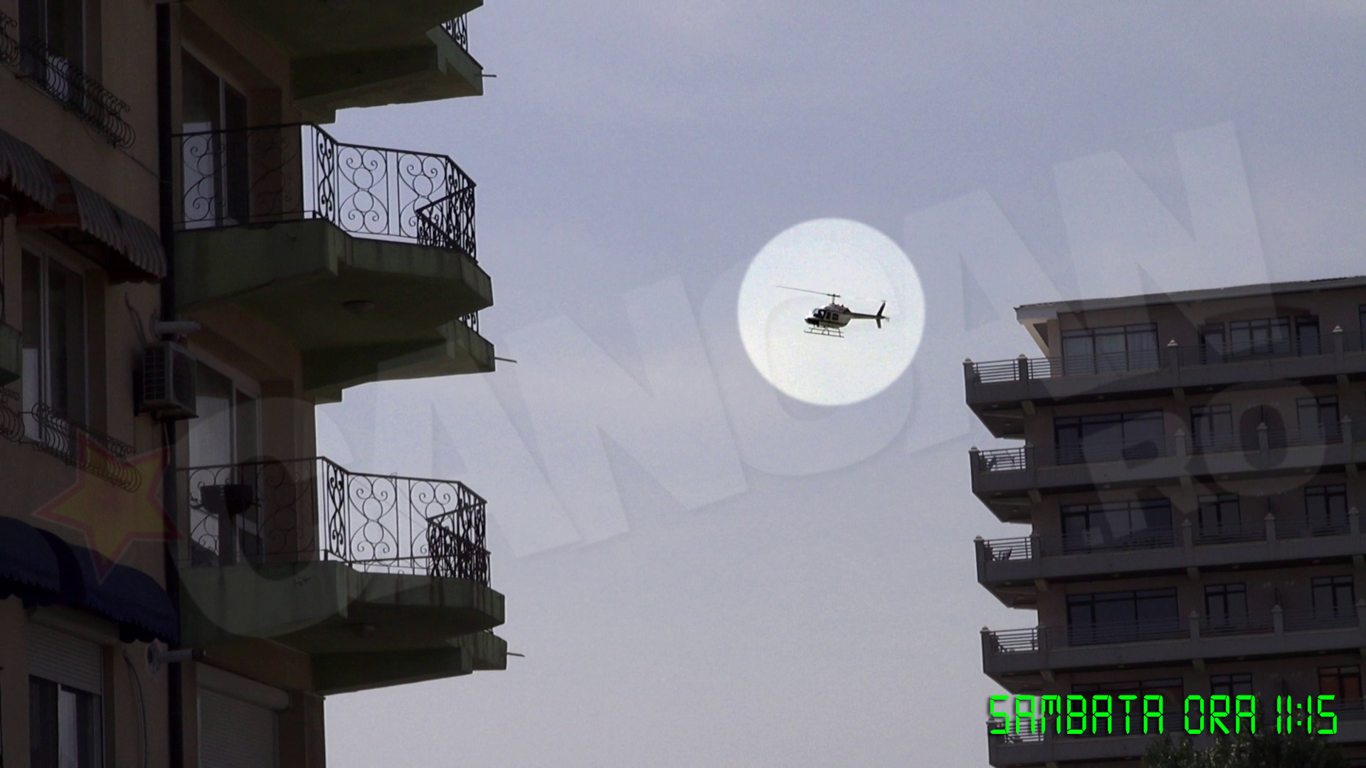 Elicopterul isi face aparitia dintre cladirile inalte