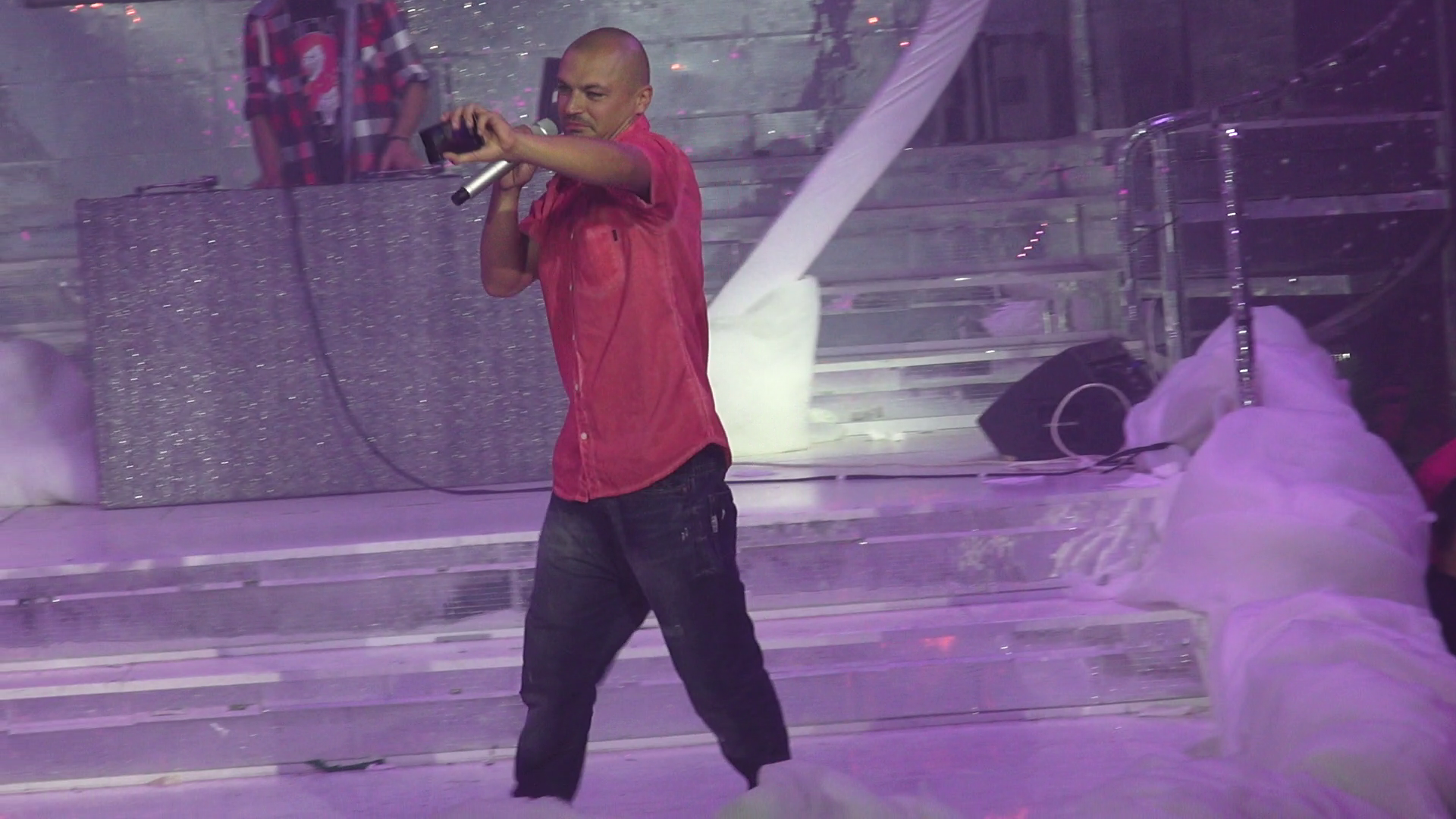 Cantaretul ii face o dedicatie admiratorului infocat