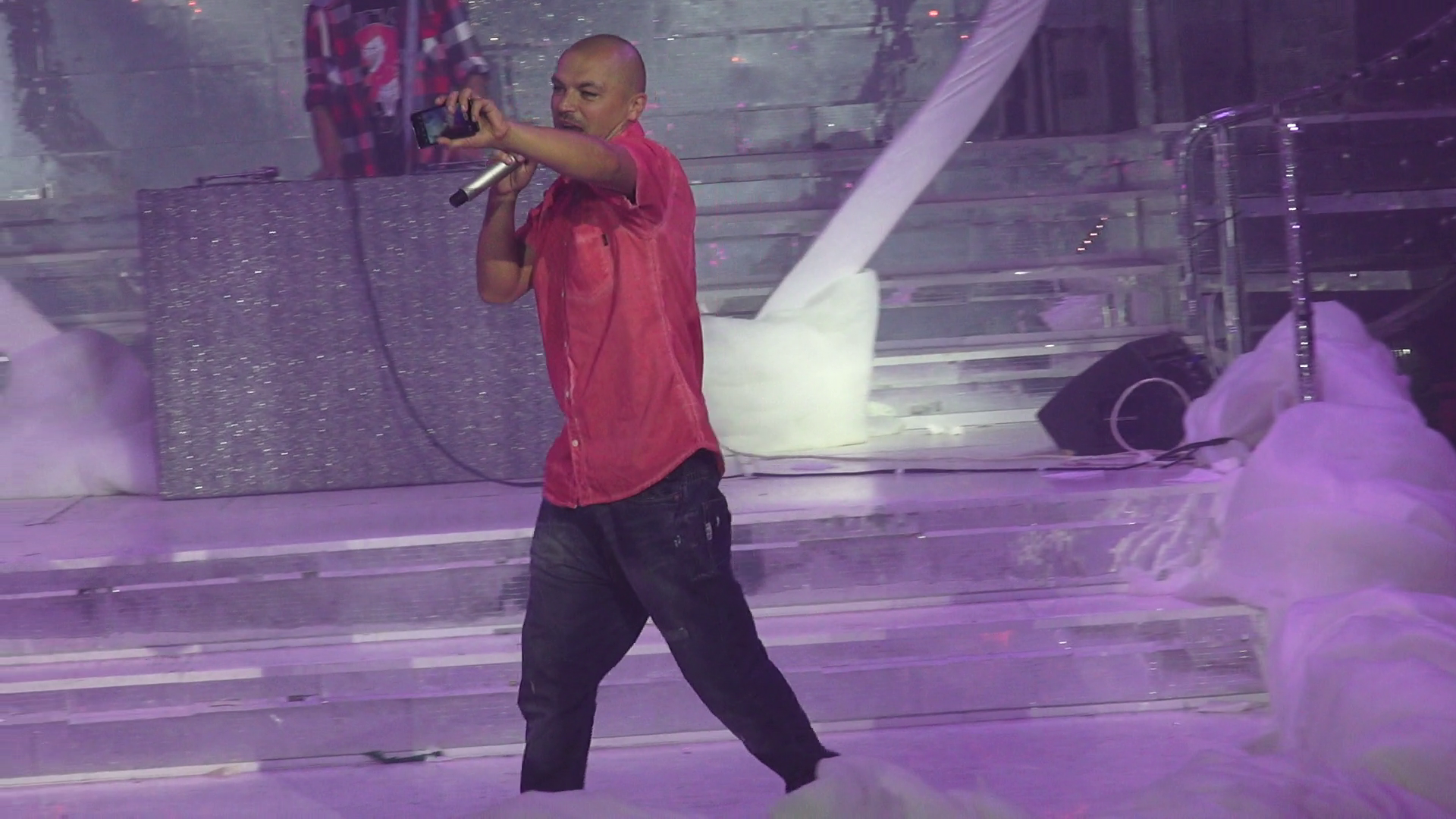 Artistul s-a filmat pret de cateva minute