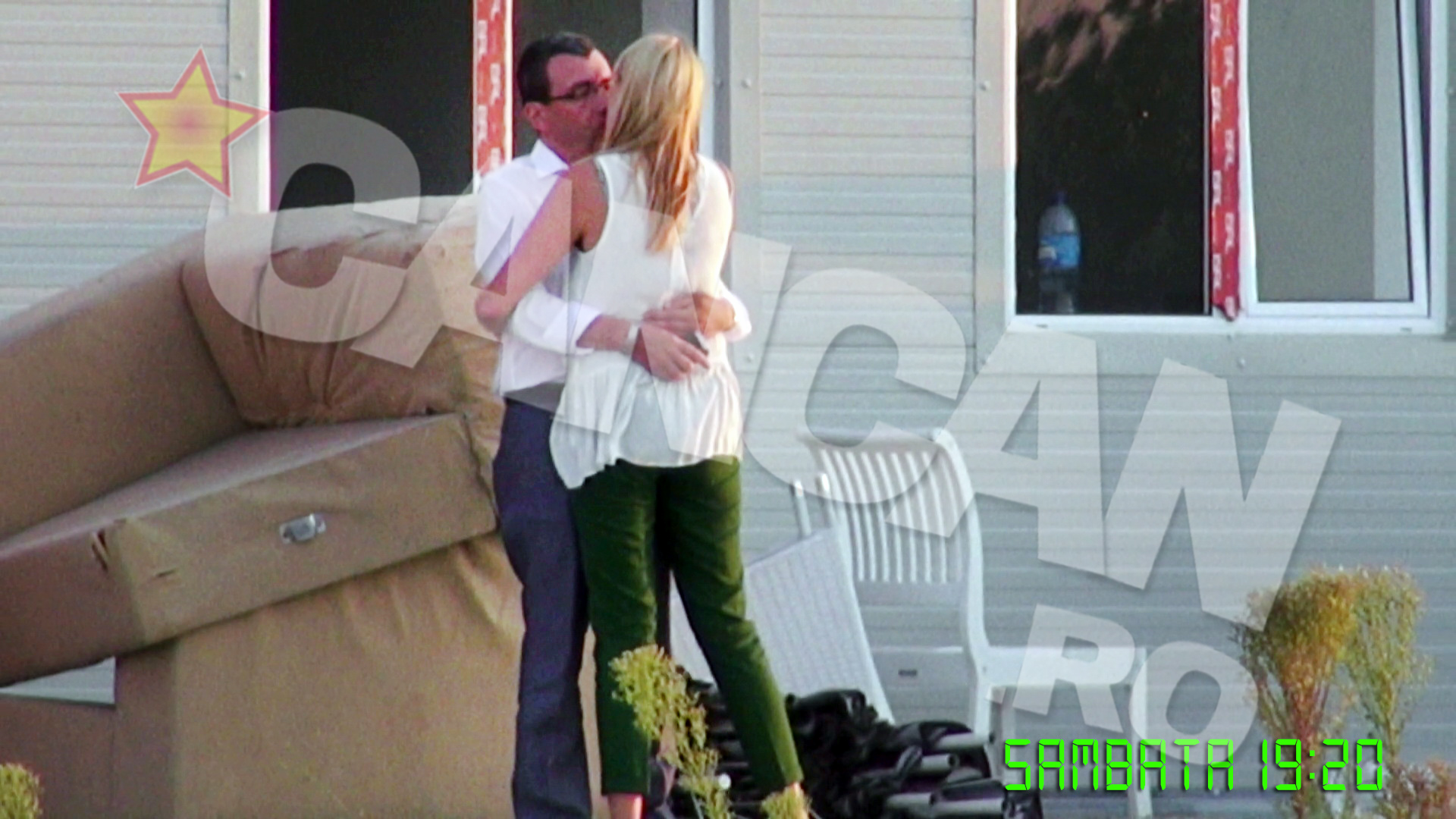 Cand s-au vazut singuri, Mihai Voicu si logodnica s-au imbratisat si s-au sarutat indelung