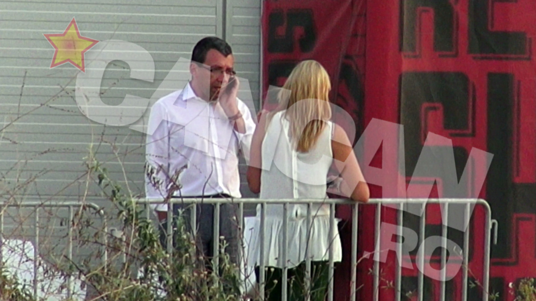 Scena romantica este intrerupta de un apel telefonic