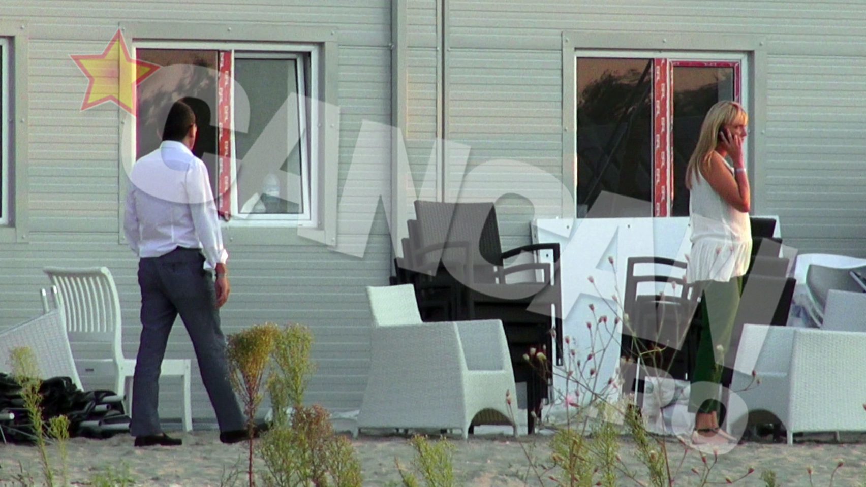 Cateva secunde mai tarziu, ea se retrage pentru o discutie telefonica