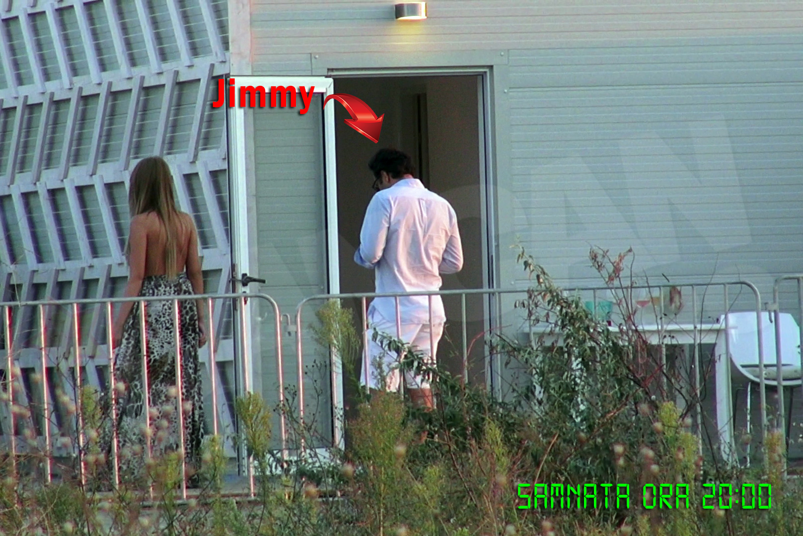 Omul de afaceri pazeste intrarea unei toalete