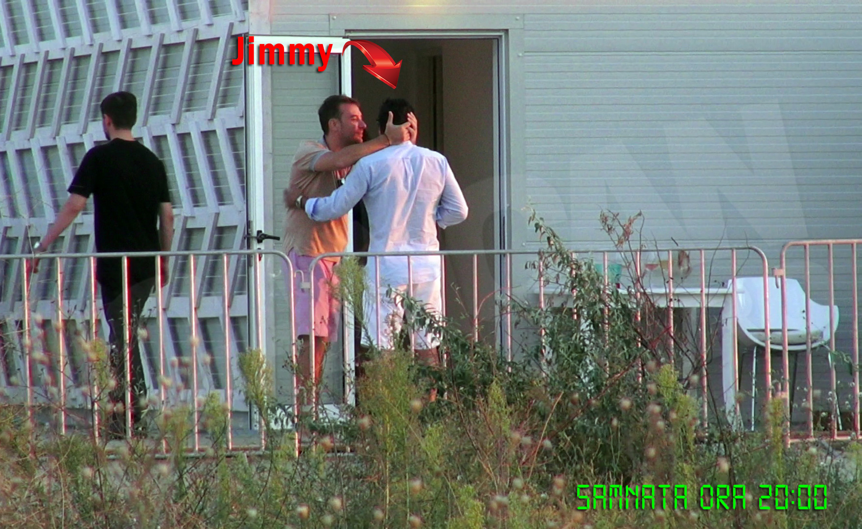 Pret de cateva minute s-au perindat diversi cunoscuti, insa Jimmy nu s-a clintit