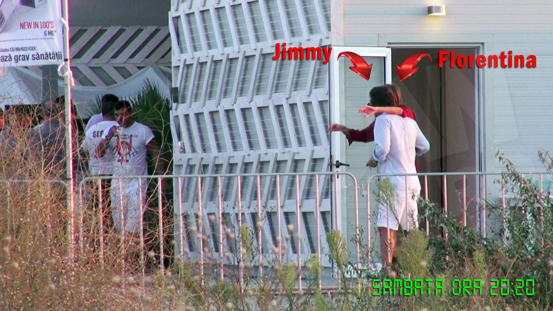 Pentru ca barbatul a asteptat-o cuminte, femeia il imbratiseaza cu drag