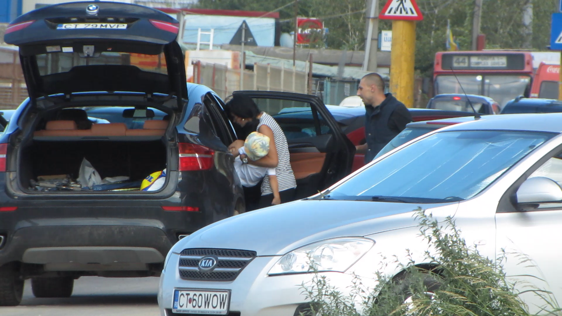 Cumparaturile de la supermarket l-au obosit pe micut care a adormit instant