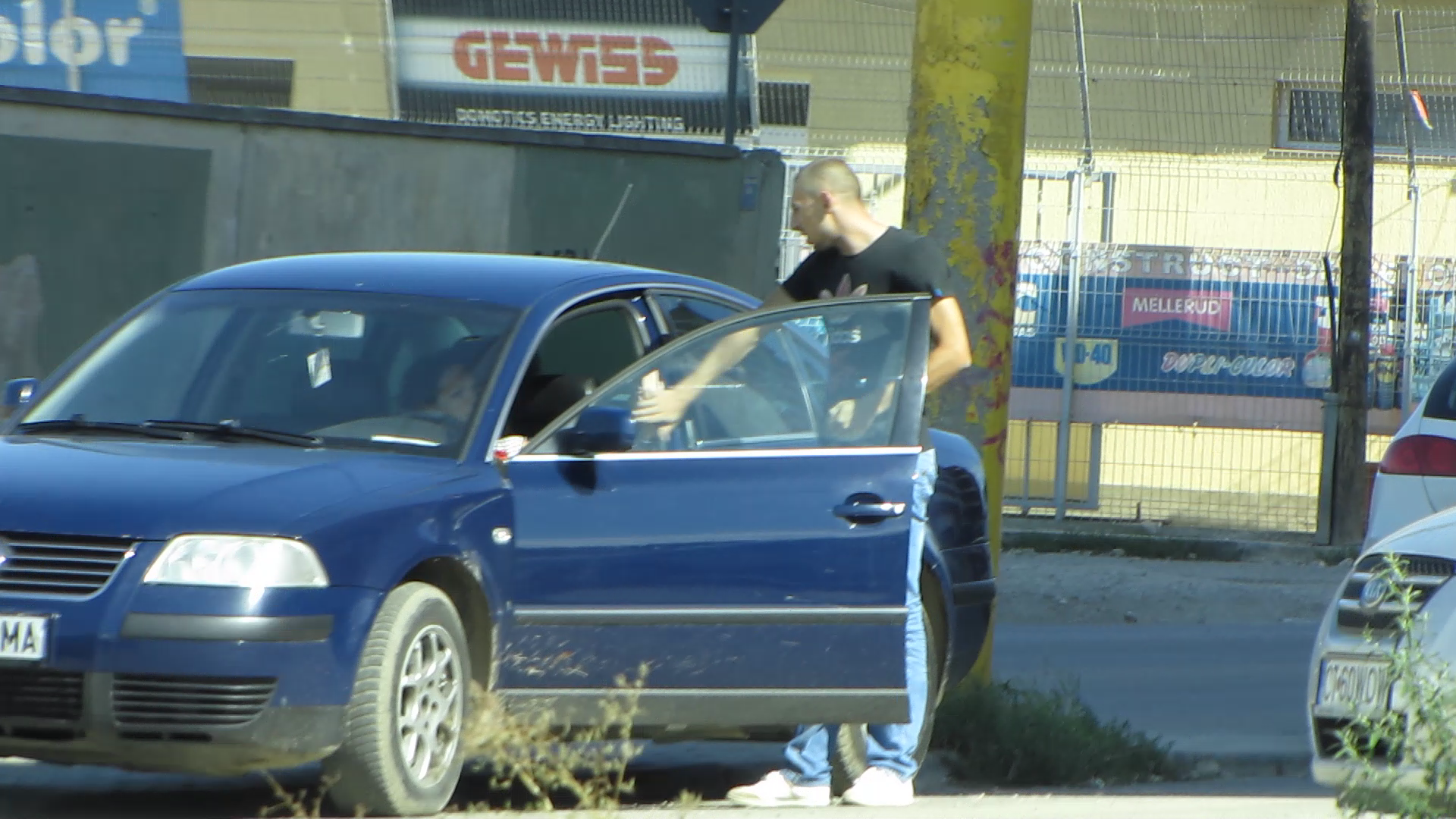 La despartire, cei doi nu se saruta ci bat palma