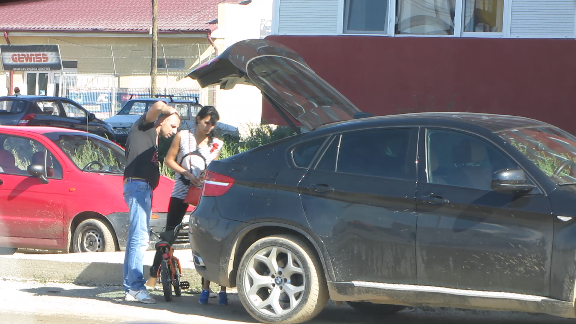 Fostul iubit al Alexandrei Stan scoate din masina o bicicleta pentru fiul sau